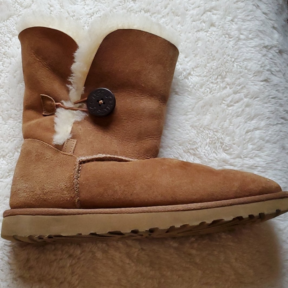 UGG Bailey button